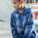 Gambar anak kecil sedang bermain balok angka