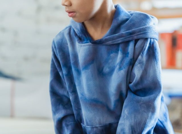 Gambar anak kecil sedang bermain balok angka