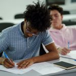 Ilustrasi seorang anak laki-laki sedang mengikuti ujian untuk pendaftaran sekolah online balikpapan